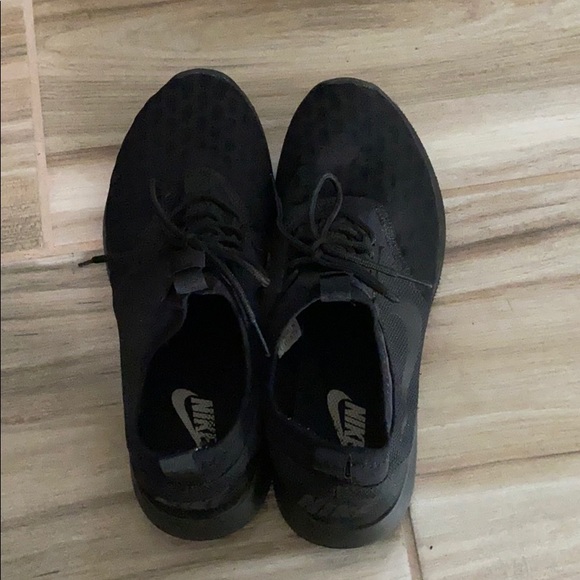 all black nike roshe